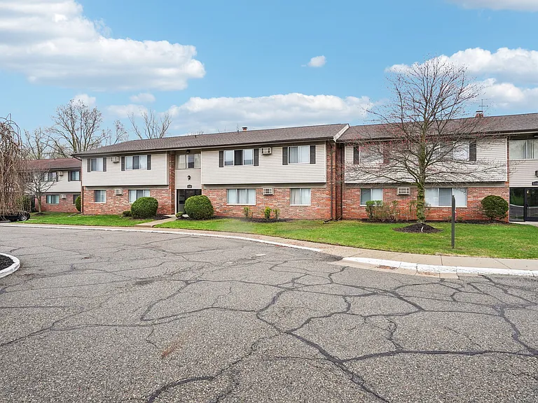Hillcrest Club Apartments — Photo 67