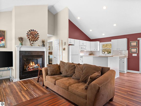 3rd image of 391 Farmstead Ln