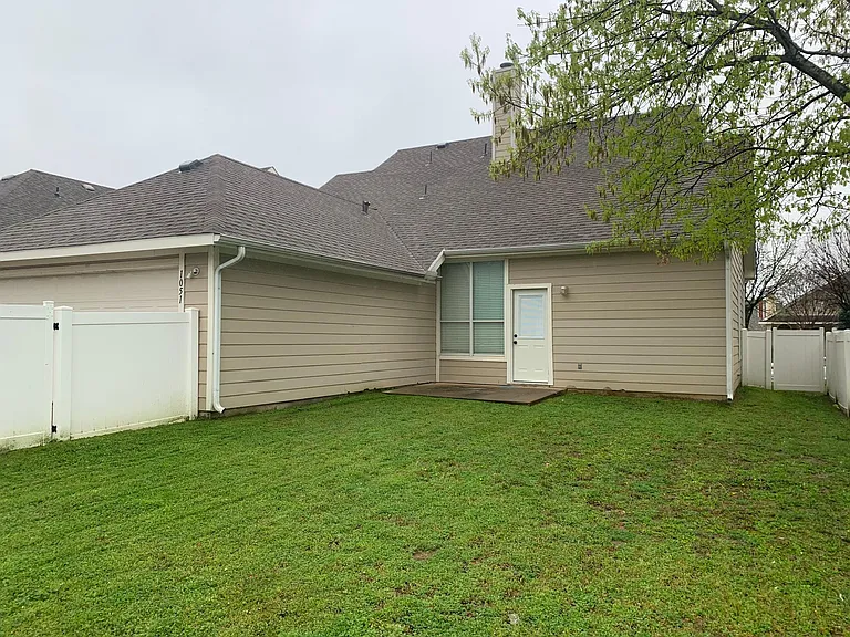 1051 Elm Dr — Photo 28