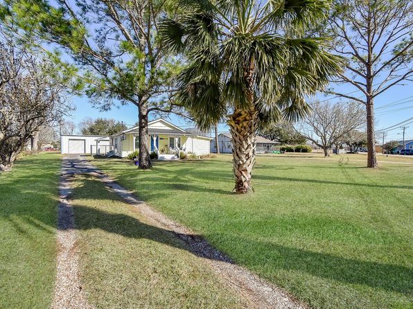 314 E Bayshore Dr, Palacios, TX 77465