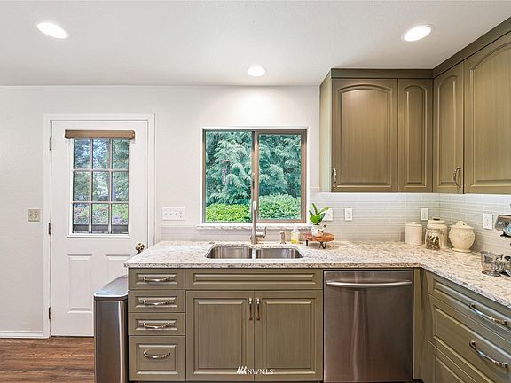 5th image of 23942 Thornwood Pl