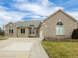 40497 Riverbend Dr, Sterling Heights, MI 48310