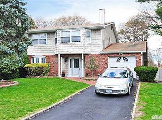 128 Ballad Cir, Holbrook, NY 11741