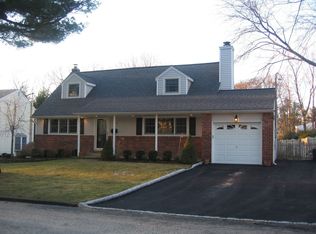 4 Milburn Ln, Huntington, NY 11743