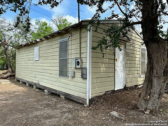 3rd image of 1110 Mendoza St