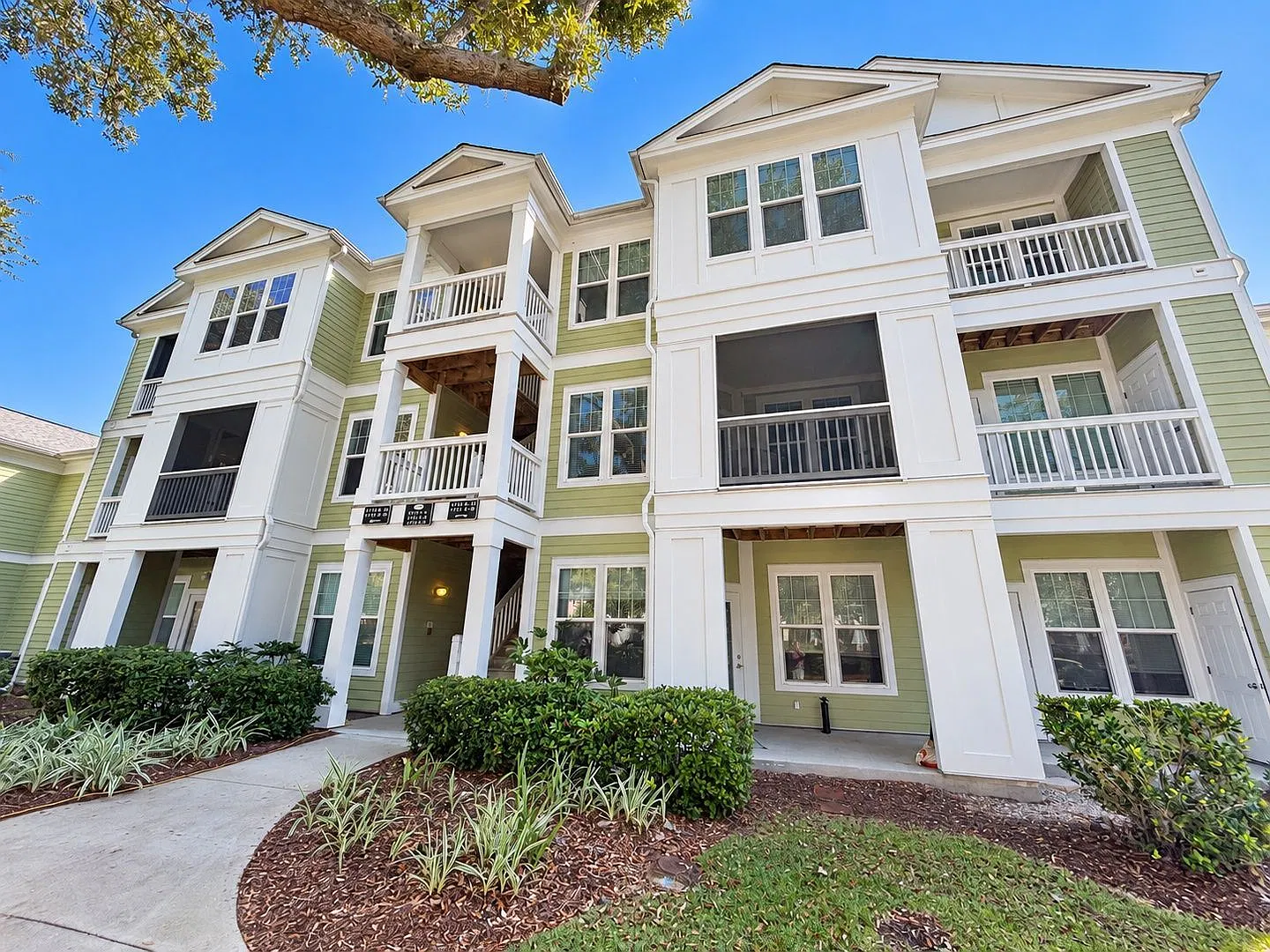 1 bed, 1.0 bath, 844 sqft, $2,095 — Photo 1