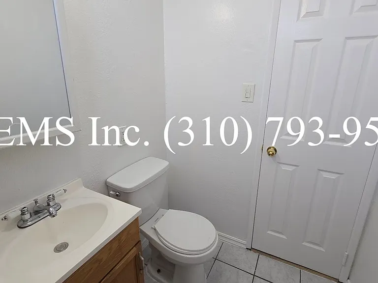 Detached Front House with Laundry Hookups and Garage Parking — Photo 10