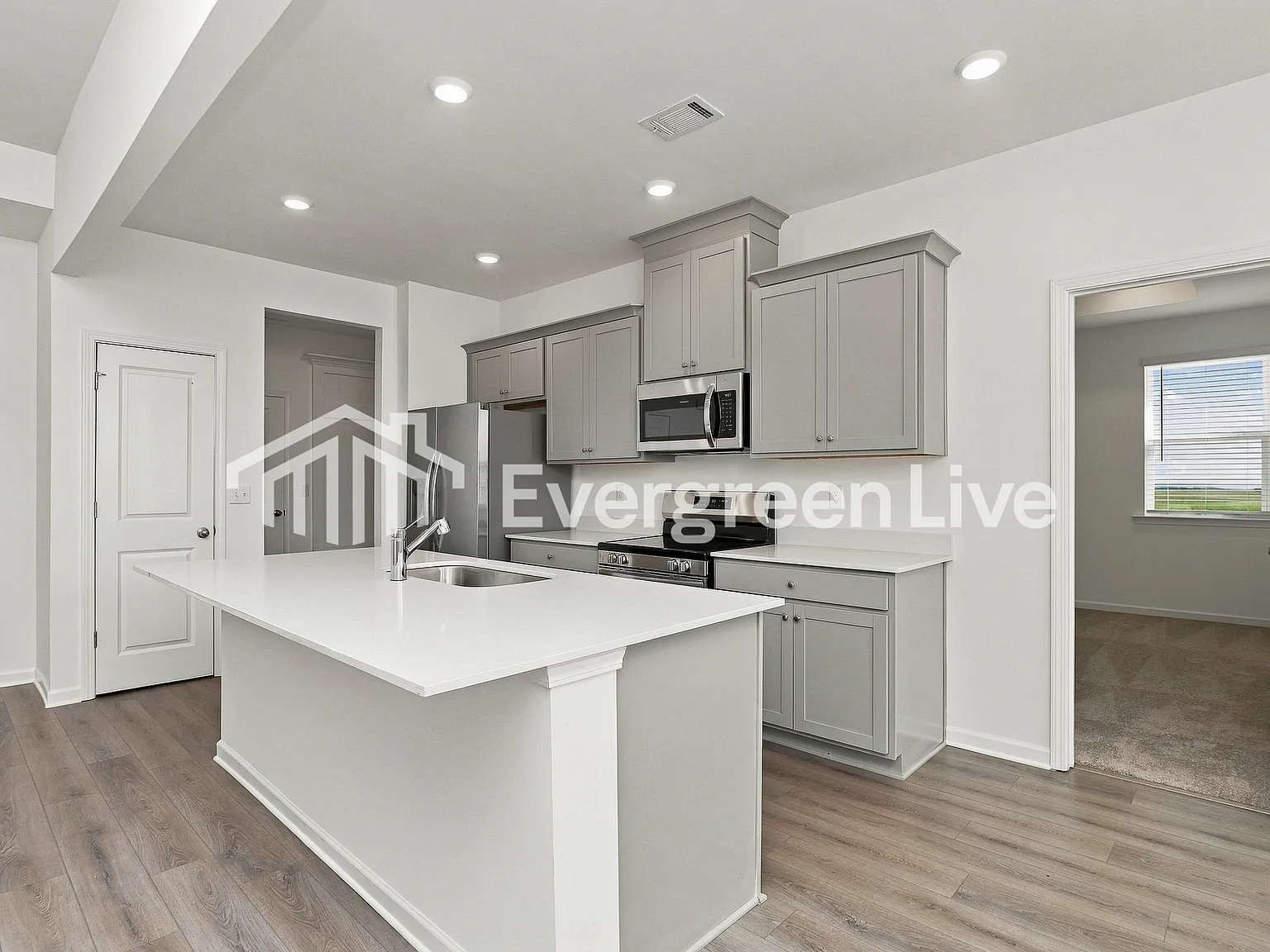 3 bed, 2.0 bath, 1561 sqft, $1,990 — Photo 4