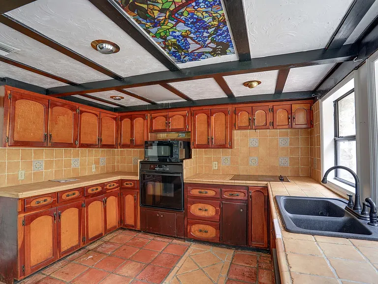 2960 Leslie Dr — Photo 8