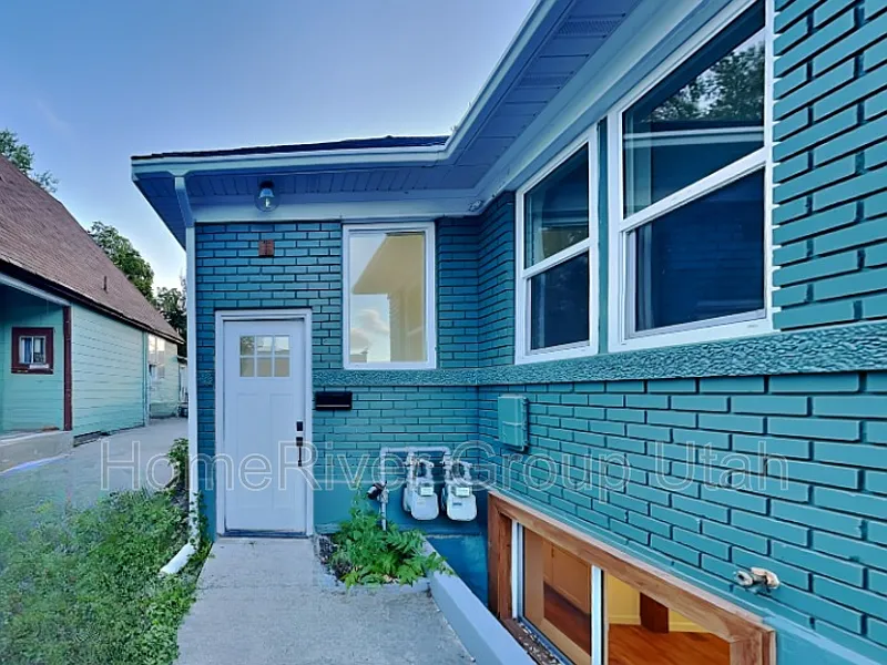 2 bed, 1.0 bath, 724 sqft, $1,492 — Photo 1