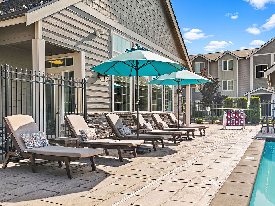 Sun Lounges l Luxury Apartments in Puyallup, WA l Silver Creek