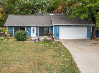 1040 Crestview Cir, Baraboo, WI 53913