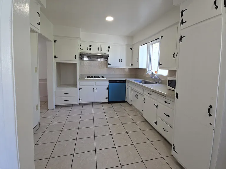 10147 La Rosa Dr — Photo 6