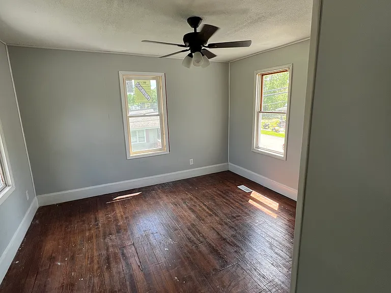 132 S Park Ave — Photo 3