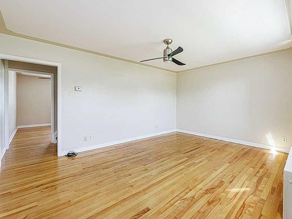 4th image of 22 E Poplar Cres