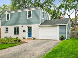 611 E Davis St, Arlington Heights, IL 60005