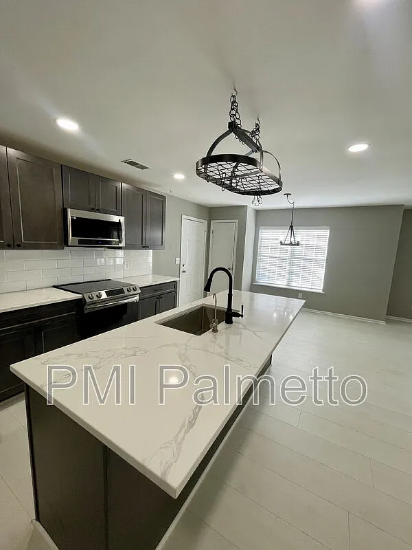 3 bed, 2.0 bath, 1256 sqft, $1,625 — Photo 4