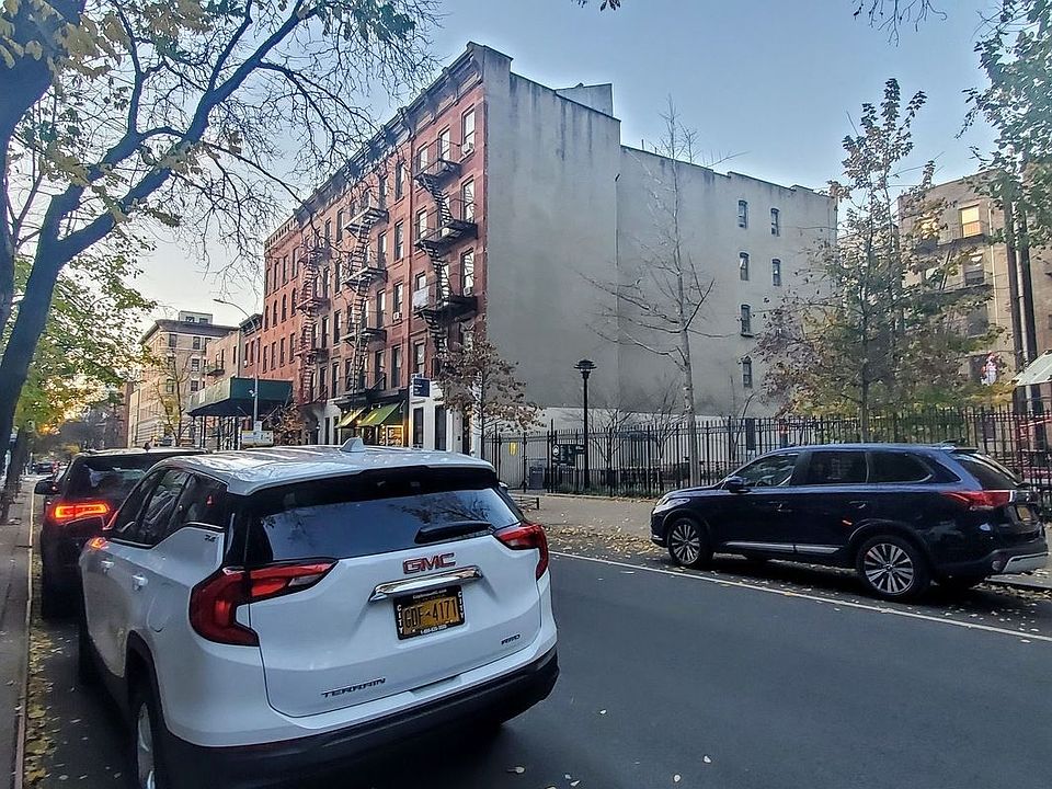 2nd image of 351 W 47th St #C1