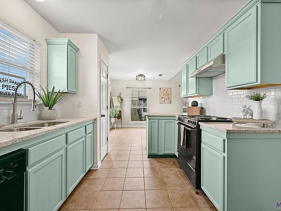 3rd image of 26390 Maplewood Dr