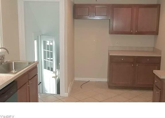 4th image of 101 Henry St