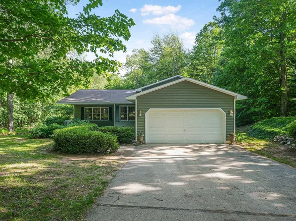 8375 Bent Pine Dr, Lake Ann, MI 49650