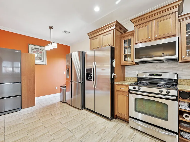 421 Lafayette Ave — Photo 5