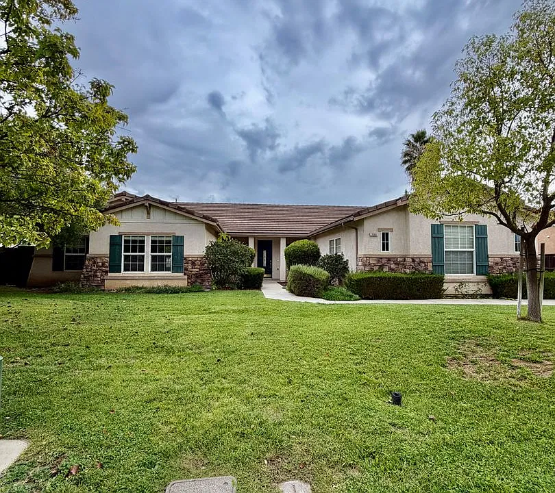 700 River Oaks Dr