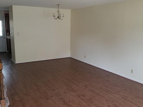 3rd image of 4 Townes Ct