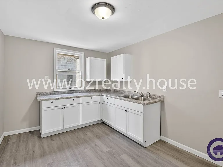 160 Bronson Ave — Photo 8