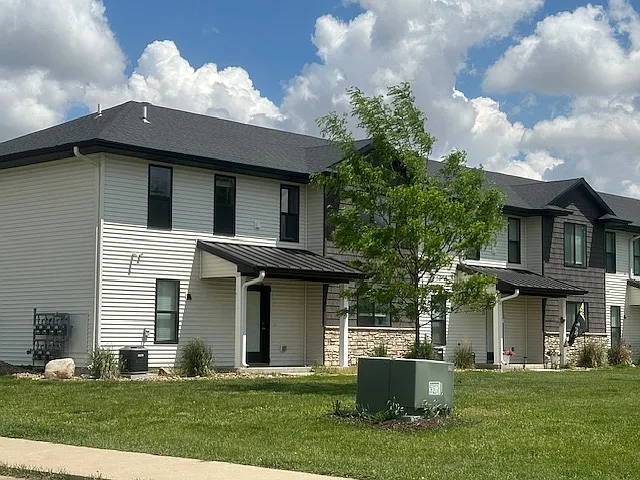 3 bed, 2.5 bath, 1577 sqft, $1,750 — Photo 2