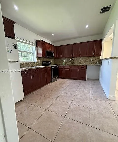 1481 NE 155th Ter — Photo 3