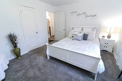 2 bed, 832 sqft, $1,350 — Photo 2