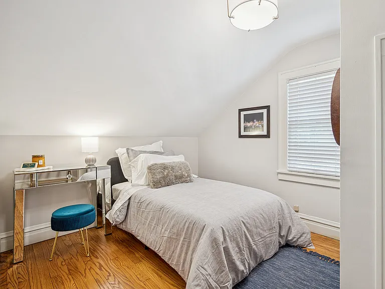 Twin bedroom