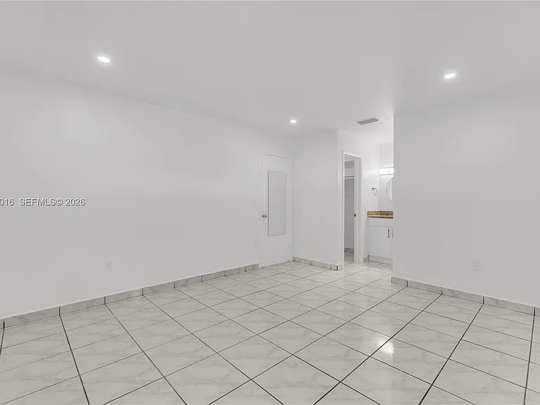9354 SW 77th Ave #I1 — Photo 2