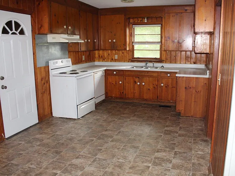 111 Colonial Ave — Photo 3