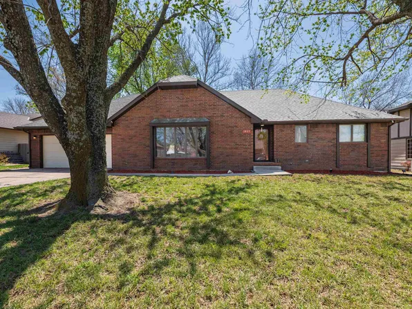 1401 E Cresthill Rd, Derby, KS 67037