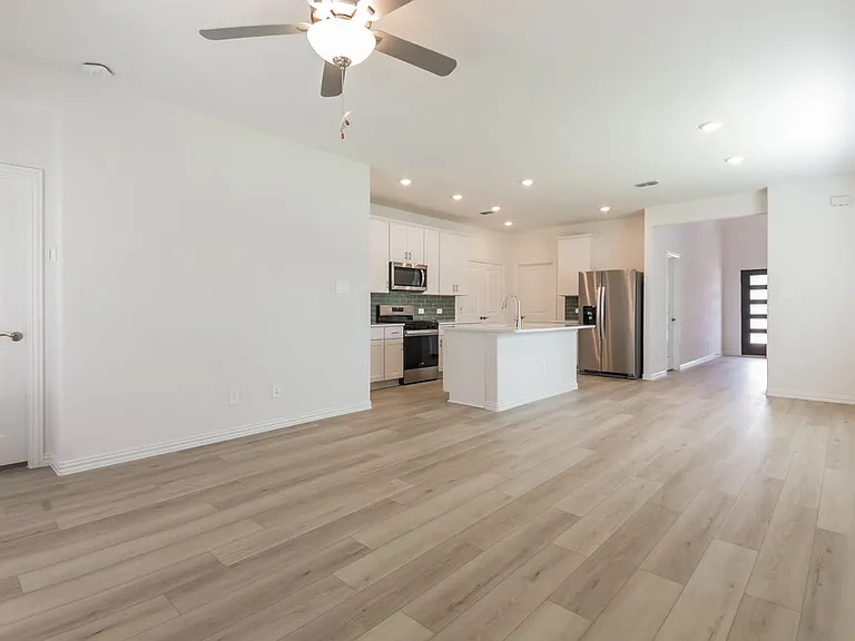 704 Dotty Dr — Photo 6