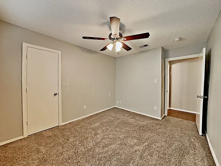2112 Cedarcrest Dr — Photo 4