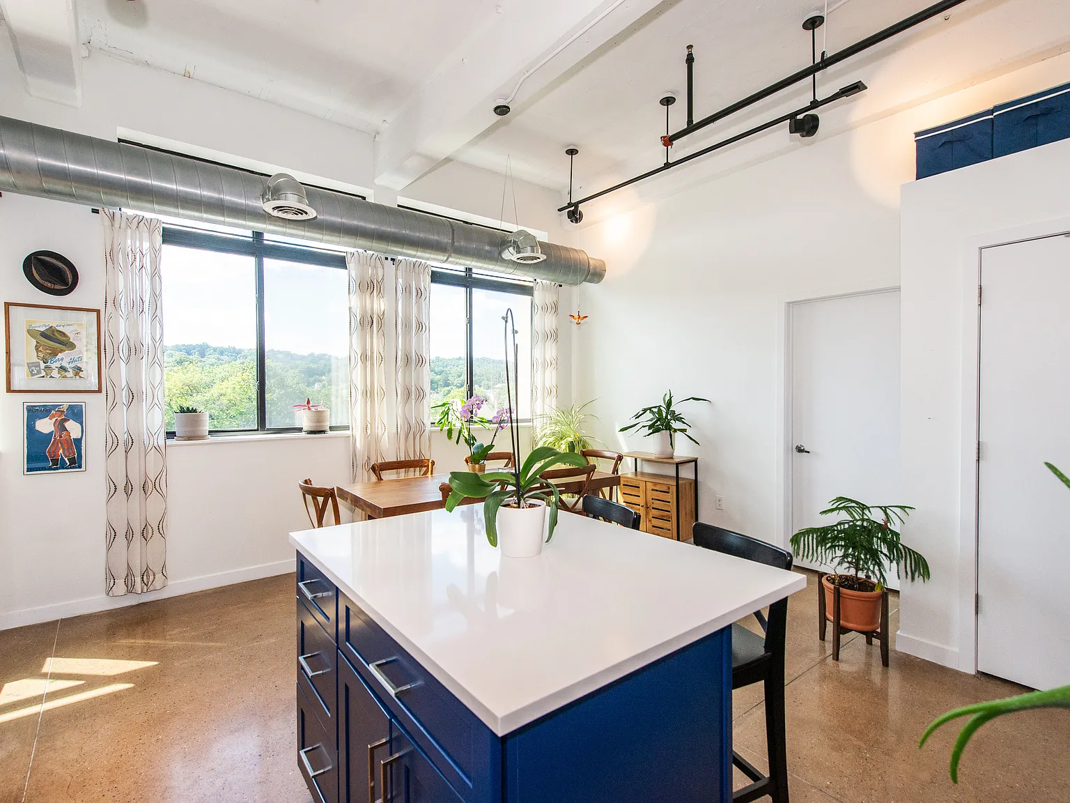 2 bed, 950 sqft, $2,450 — Photo 2