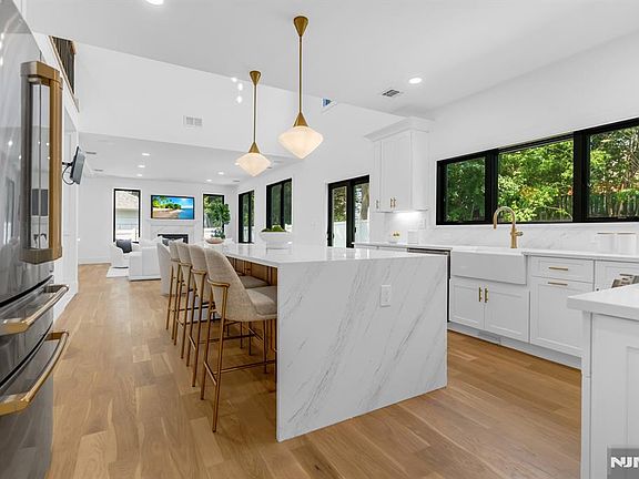 3rd image of 452 Oregon St