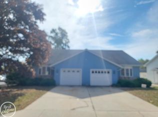 1424 Hazelwood Ln, Port Huron, MI