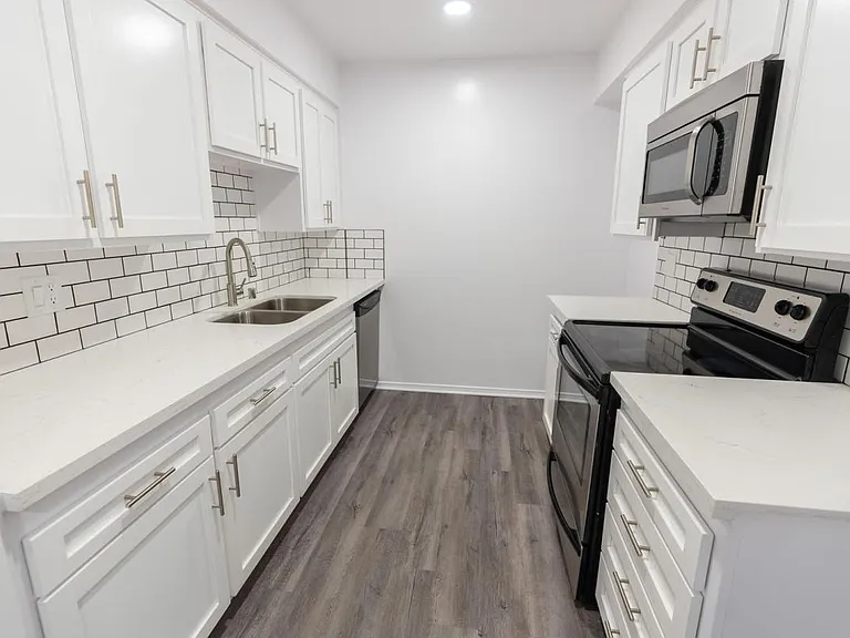 816 S. Bundy Dr — Photo 2