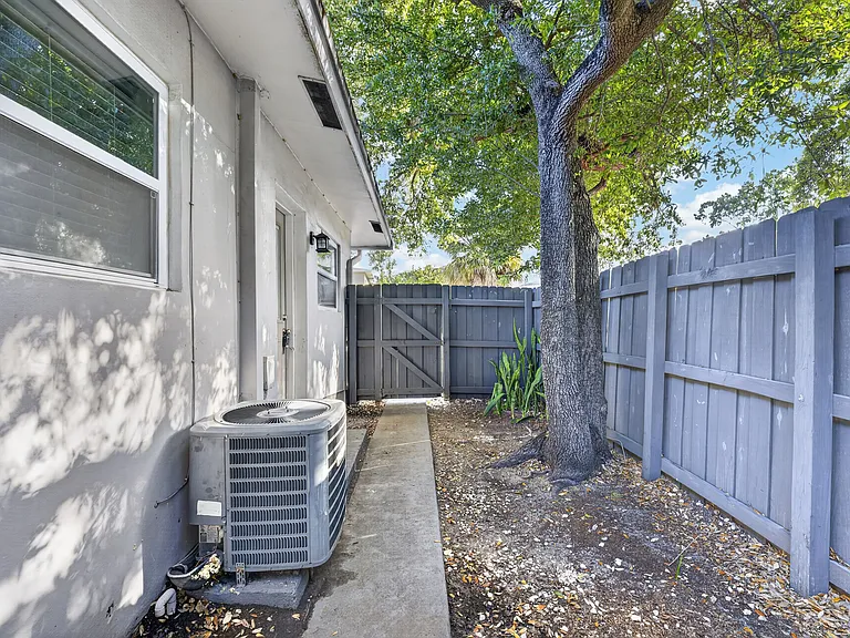 732 SE 15th St #1 — Photo 45