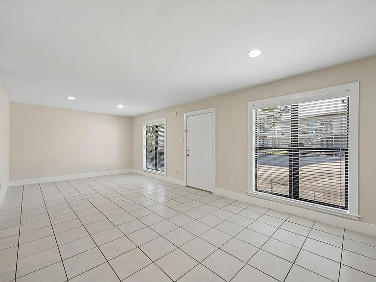4300 Rosslyn — Photo 32