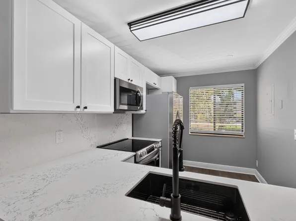 6935 Huntington Lane #207, Delray Beach, FL 33446