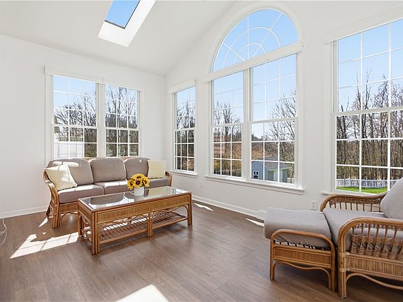 5th image of 907 Gregory Ct