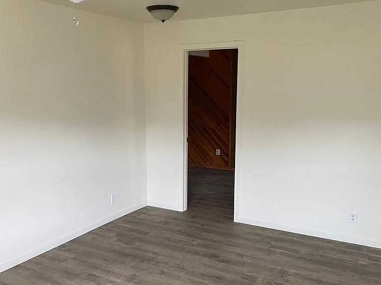 5191 N Highway 97 #A & B — Photo 11