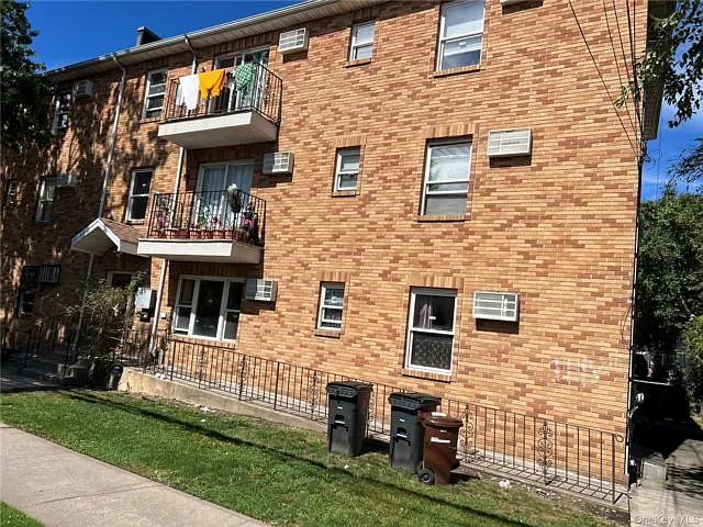 3 bed, 2.0 bath, 3300 sqft, $3,600 — Photo 3