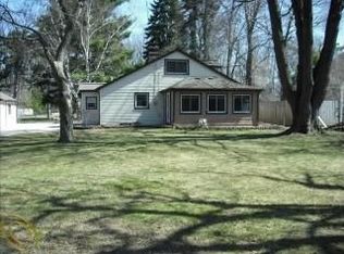 1496 Merry Rd, Waterford, MI 48328