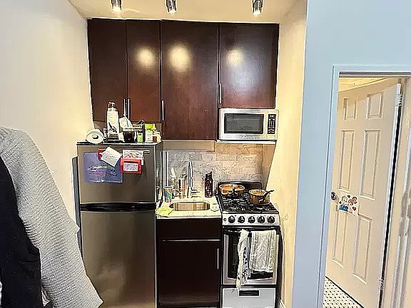 4th image of 102 W 80th St APT 15